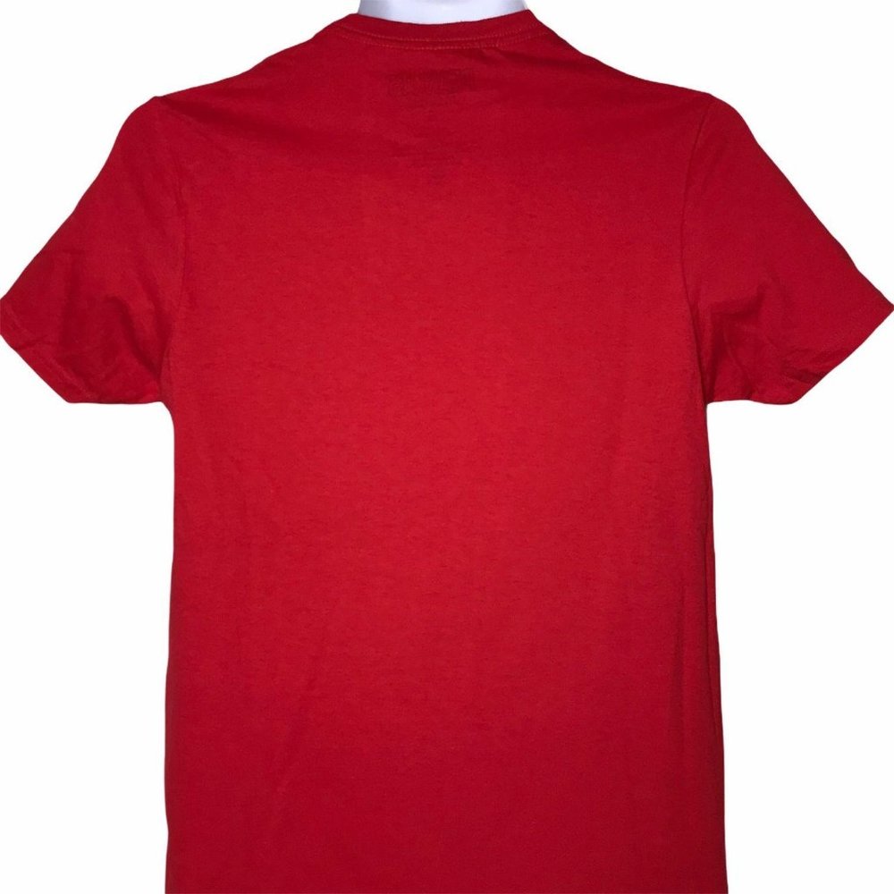 NWT Peanuts Snoopy Doghouse Chill Red T-Shirt S - Picture 7 of 7